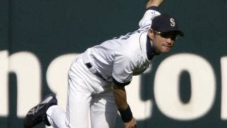 ロケット、バズーカ、イチローのレーザーも…MLB公式の外野手“鬼肩”動画集が凄すぎる