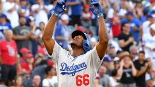 【MLB】分厚い胸板、太い腕、腹筋も…　上半身裸で踊るプイグの“肉体美”が凄い