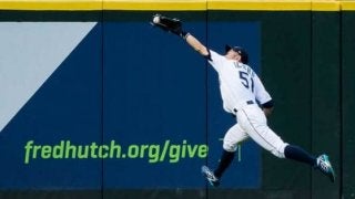 イチローの伝説“スパイダーマン捕球”も…MLB公式の“超絶キャッチ”集が凄い