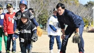 昨季引退の鷹・城所氏が子供相手に「キドコロ奮闘中」キャンプ地で野球教室