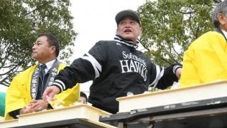 ソフトバンク工藤監督が恵方巻ガブリ！　ファンサービスは1000個の餅まき