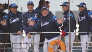 西武、海上パレードで1万人熱狂　秋山が前主将・浅村イジる「いないので…」