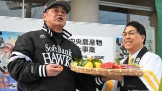 ソフトバンクに宮崎特産品を贈呈　工藤監督はきんかんパクリ「美味しいです」