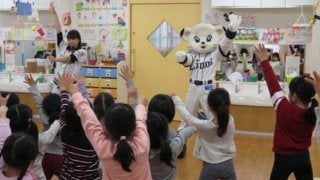 西武ライナが保育施設訪問で園児が大喜び　ダンスやTバッティングにも挑戦