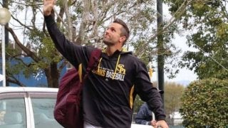 鷹サファテが約10か月ぶりにチームに合流　チームメートが一斉に“逃げて”歓迎