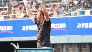 鷹・柳田にファン大喝采　ロングティーでバックスクリーン弾“成功”「入るまで帰らん」