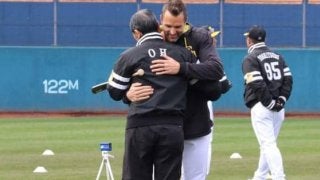 鷹サファテ、合流初日から“絶口調”「森よりハンサム」「プレゼントは100均で」