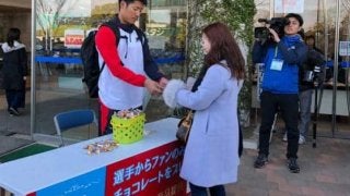 鷹ナインが女性ファンに“逆チョコ”プレゼント　上林ファン感動「手洗えない」