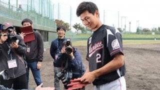 3安打のロッテ藤原、報道陣にチョコ手渡し　ドアラからはグッズの“営業”を食らう