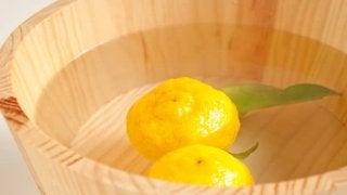 身体の芯から温まる「ゆず風呂」の魅力とは