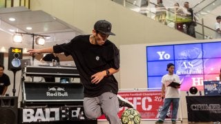 ただ回すだけじゃない！フリースタイルフットボールのオシャレな立ち技を紹介