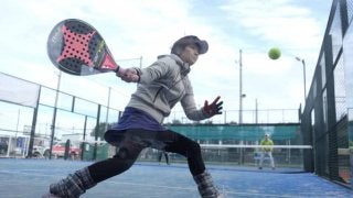 スペイン生まれのラケットスポーツ「パデル」が楽しめるコートが神戸にオープン