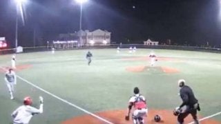 大暴投が一転、バックネットが“カットプレー”　米大学で衝撃の結末動画が話題