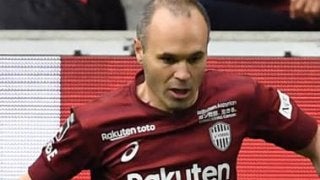 イニエスタに見とれる同僚たち。魔法使いのプレーは哲学的で奥深い