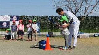 西武OB長田秀一郎氏らが保育園訪問、園児85人と交流　「幼児向けボール」贈呈