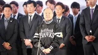 鷹、ソフトバンク本社でドタバタ激励会…　航空機遅延で参加5選手だけの危機も