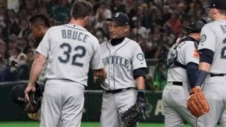 【MLB】イチロー、4回守備から途中交代で球場騒然　チームメートと握手＆ハグで退く