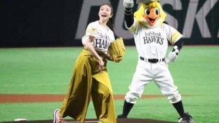女優・今田美桜さんがヤフオクDで始球式　“大暴投”も美貌でファン魅了