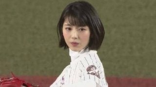 ロッテ、浜辺美波さんが始球式　ワンバウンド投球も笑顔で開幕戦に花を添える
