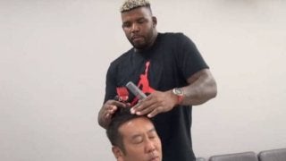 ロッテ助っ人の“散髪動画”が再生回数10万回を突破「ハンサムに仕上げられる」