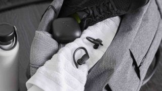 AppleのBeatsブランド、スポーツ向きの完全ワイヤレスイヤホン新発表。耐汗・防沫に対応、ワークアウトに適したフィット感がウリ