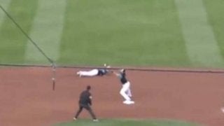 米マイナーで驚愕の“ノールックス背面トス”　MLB公式も「信じられない」