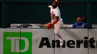 【MLB】“笑撃”すぎる珍プレー…外野フェンスよじ登り→手前に打球落下→慌てて転倒→二塁打