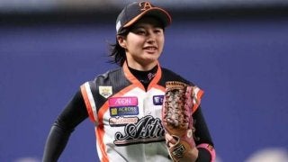 加藤優＆磯崎の美女2トップが女子プロ公式本の表紙飾る　「1冊といわず2冊」