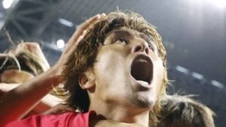 イニエスタ、ポドルスキの「穴」をつく。広島、逆転で首位キープ