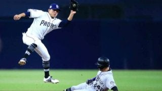 【MLB】“神業”で二盗阻止!?　空中キャッチ→走者飛び越え→股下タッチに「非現実的」