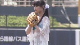 水着姿＆笑顔が可愛らしい　アイドル南衣伶夏さんが日ハム2軍戦で始球式