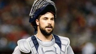【MLB】パドレス捕手が完全に宙を舞う…　豪快送球の瞬間を捉えた写真＆動画が話題