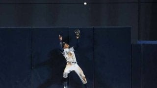 【MLB】外野手が本塁打“アシスト”　珍プレーへの投手のリアクションが「王道」と話題!?