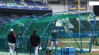 ロッテ投手陣が打撃練習　“超豪華版”で吉井コーチら打撃投手も…「すまん！」