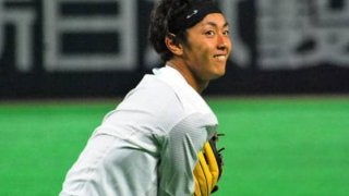 スライディングキャッチ→“空中浮遊”スロー 鷹・今宮が見せた驚愕の超美技が凄い