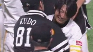 鷹、劇的サヨナラ勝ち　延長10回に明石がサヨナラ3ラン、歓喜のバク宙ホームイン