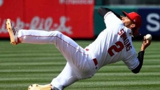 【MLB】「シモンズは常軌を逸している」美技集の“鬼肩”送球にファン驚愕、ゲレーロJr.も…