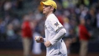 MLB入りを2度拒否した右腕の“始球式大暴投”が話題「わざとか？」