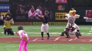 ピンク溢れる始球式　ヤフオクDで林家ぺー＆パー子夫妻が始球式　背番号「100億円」