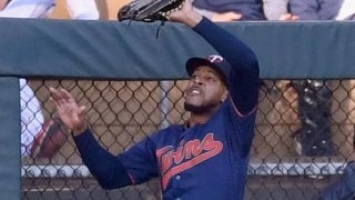 【MLB】ツインズ名手、滑らかすぎるフェンス激突!?　美技動画にファン脱帽「まただ」