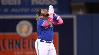 【MLB】171キロ打球を好捕→“剛速球”　ゲレーロJr.の美技に「お父さんのような肩！」