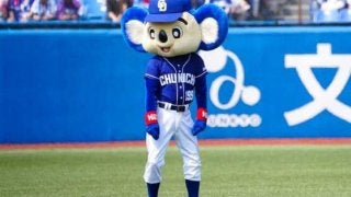 「ドアラの立ち位置」…　DeNA公開の金爆＆マスコット写真が大反響