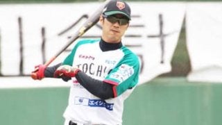 グラウンド内外でオーラ全開。西岡剛はBCリーグの価値を高めている