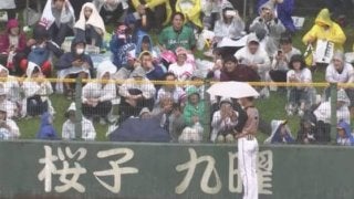 ハム西川、試合中に傘をさして客席のファンと談笑!?　“ほのぼの映像”が話題
