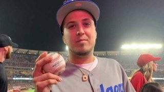 【MLB】本拠地初本塁打をキャッチしたのは宿敵ファンも…大谷に虜!?「サインが欲しい」