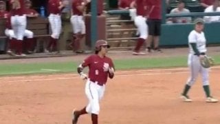 米大学女子ソフトボールで4者連続本塁打　“衝撃映像”に「最後のスイング…美しい」