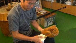 用具のプロに聞く、グラブ磨きのポイントは？　「汚れ落としも重要ですが…」