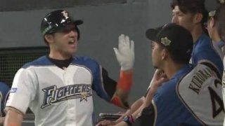 日ハム杉谷、“まさか”の左右で2打席連発！　仲間のハイタッチ“拒否”も2打席連続