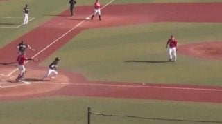 ライン上にピタッと止まる…　ホークス甲斐が“絶妙”勝ち越しスクイズ