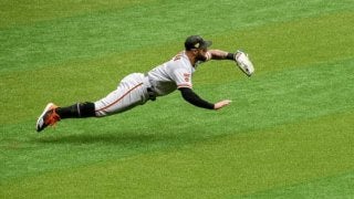 宙を飛ぶ“スーパーダイブ”併殺が米で話題　MLB公式「可能なはずがない」